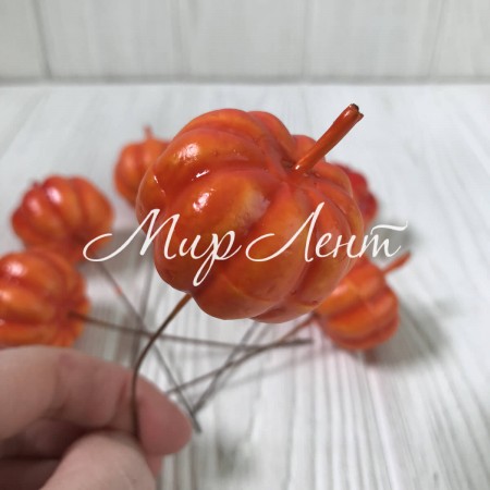 Тыква маленькая на проволоке, 4х3 см, за 1 шт.