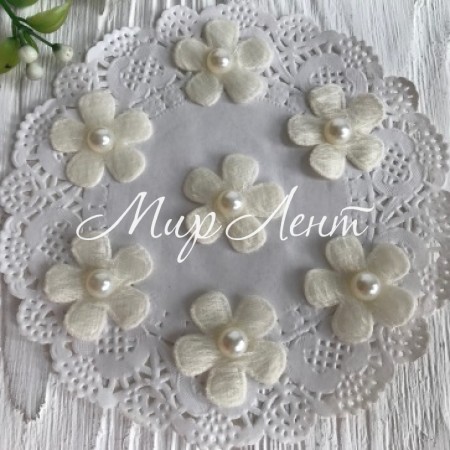 Квіточка з фетру з перлами, 2,5 см, молочна