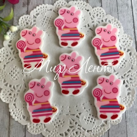 Кабошон, Свинка Пеппа з цукеркою, 3,5 х 2,2 см, смугаста сукня