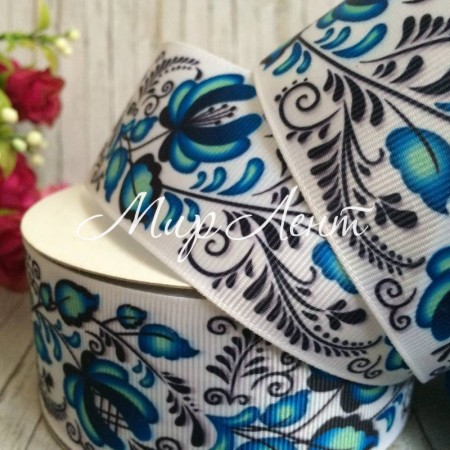 Репс 4 см, орнамент півня з синіми квітами на білому тлі.