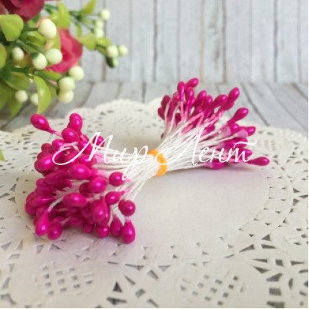 Тычинки маленькие, 2 мм, темно-малиновые