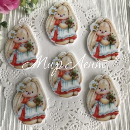 Кабошон Зайчик, 3,8 см, у біло-червоній сукні з ромашкою, шт.