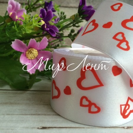 Атлас 4 см, серця маленькі, білий з червоним, метр