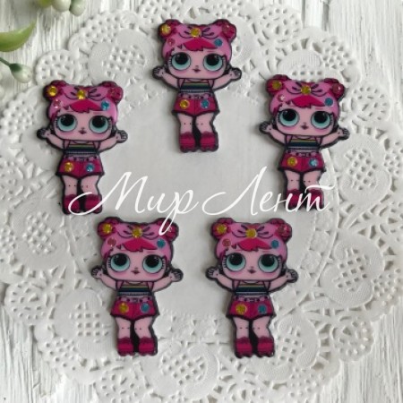 Кабошон Lol зі стразами, 3,5 см, в малинових шортах і з хвостиками, шт.