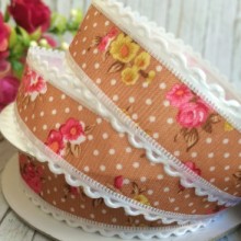 Стрічка з мереживним краєм (горох та троянди), 2,5 см, капучино