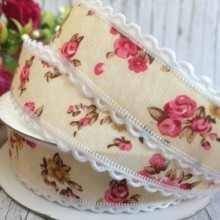 Стрічка з мереживним краєм (горох та троянди), 2,5 см, молочний