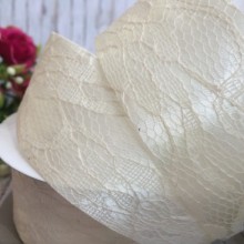 Атлас 4 см, мереживо, молочний