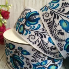 Репс 4 см, орнамент півня з синіми квітами на білому тлі.