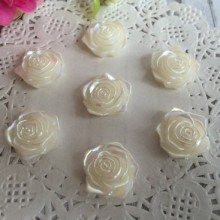 Середина троянда з перламутром, 19 мм, молочний
