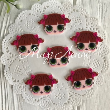 Кабошон Lol, c коричневыми волосами и малиновыми бантиками, 3,5х2,2 см