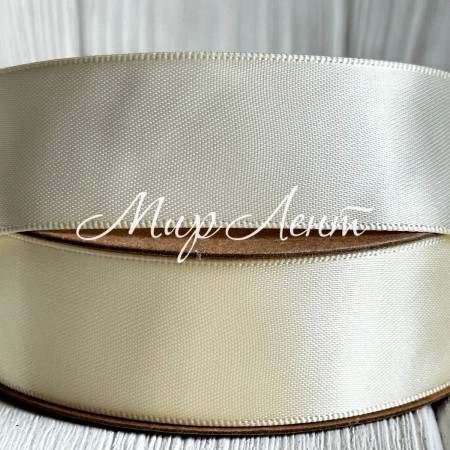 Атлас двосторонній, 2,5 см, молочний, метр