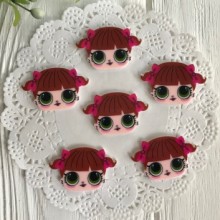 Кабошон Lol, з коричневим волоссям та малиновими бантиками, 3,5х2,2 см