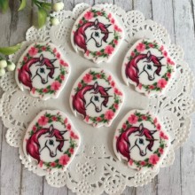 Кабошон, єдиноріг з квітами, 3,4 х 3,2 см, біло-малиновий