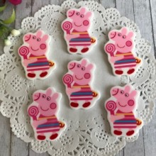 Кабошон, Свинка Пеппа з цукеркою, 3,5 х 2,2 см, смугаста сукня