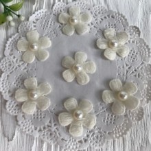 Квіточка з фетру з перлами, 2,5 см, молочна