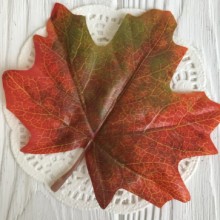 Листок клена з ніжкою (середній), 11х9 см, зелено-червоний, шт.