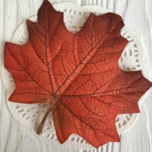 Листок клена з ніжкою (середній), 11х9 см, червоний, шт.
