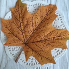 Листок клена з ніжкою (середній), 11х9 см, темно-жовтий, шт.