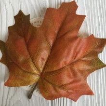 Листок клена з ніжкою (великий), 15х12 см, червоно-зелений, шт.