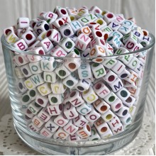 Бусина буква, 6 мм, квадрат (біло-кольоровий мікс), маленький пакет 100 г