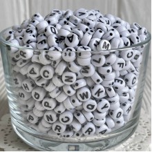 Бусина буква, 8х4 мм, круг (біло-чорна), маленький пакет 100 г