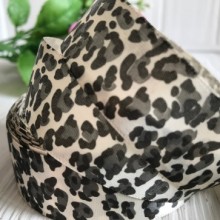 Атлас 2,5 см, молочно-сірий леопард, метр