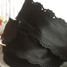 Атлас з ажурним кантом, 3,5 см, чорний, метр