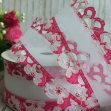 Капронова стрічка з мереживним краєм, 4 см, біло-малинова.