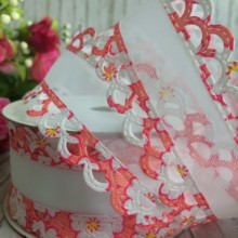 Капронова стрічка з мереживним краєм, 4 см, біло-коралова.