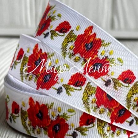 Репс 2,5 см, червоні маки з ромашками, на білому фоні, метр