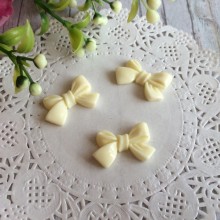 Бантик пластиковий, 2 см, молочний