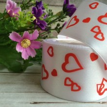 Атлас 4 см, серця маленькі, білий з червоним, метр