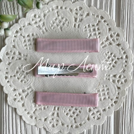 Крокодильчик металевий в репсовій стрічці, 5 см, світло-рожевий, упаковка 100 шт.